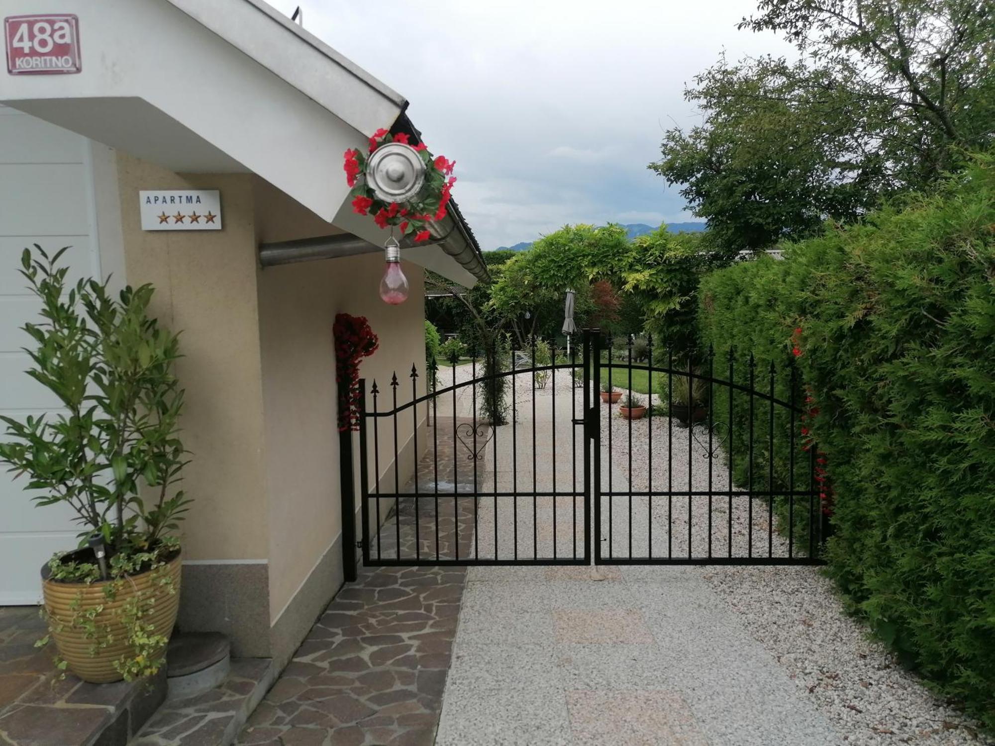Garden Paradise Bled Apartments - Garden, Pond And Castle View Екстериор снимка